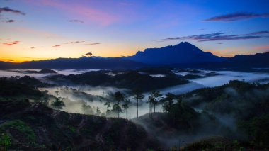 Doğanın muhteşem manzarası. Sisli bir sis ve Kinabalu Dağı, Sabah, Borneo Dağı.
