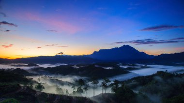 Doğanın muhteşem manzarası. Sisli bir sis ve Kinabalu Dağı, Sabah, Borneo Dağı.