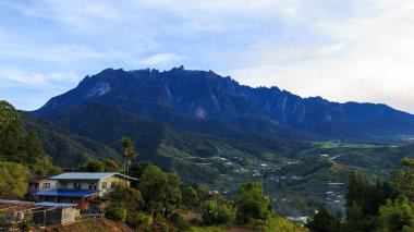 Borneo 'daki Kinabalu Sabah Dağı' nın muhteşem manzarası. Kundasang Town, Sabah, Borneo 'daki köy evi manzaralı.
