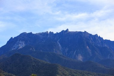 Borneo 'daki Kinabalu Sabah Dağı' nın muhteşem manzarası. Kundasang Town, Sabah, Borneo 'daki köy evi manzaralı.