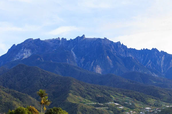 婆罗洲岛Kinabalu Sabah山和婆罗洲沙巴州Kundasang镇的当地村舍景色壮观极了 — 图库照片