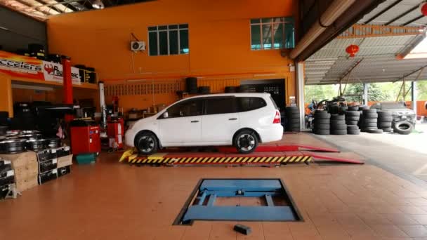 サバ州コタキナバル マレーシア マレーシア 3月25日 マレーシア サバ州コタキナバルで一般的なメンテナンスと一般サービスを行っている車のワークショップでの家族の車の映像 — ストック動画