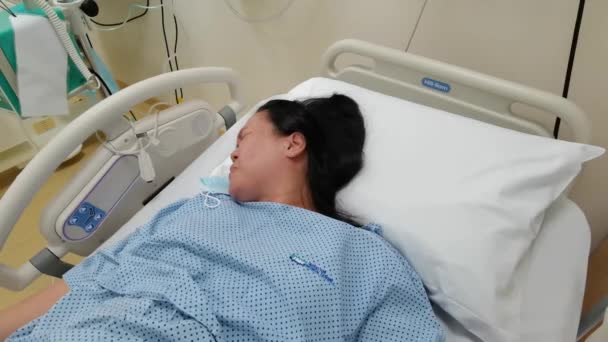 Jeune Femme Chinoise Asiatique Contraction Douleur Sur Lit Salle Travail — Video