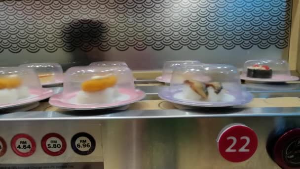 Sushi Courroie Transporteuse Sushi Rotatif Dans Restaurant Japonais — Video
