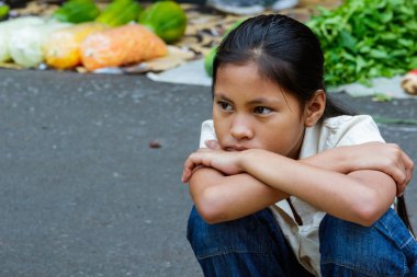 Tuaran, Sabah, Malezya-25 Ocak 2018: Tuaran 'ın yerel çocuklarının sokak fotoğrafı görüntüsü, Sabah, Tuaran Kasabası, Sabah, Malezya' daki Pazar Pazarı sırasında yan yolda oturuyor