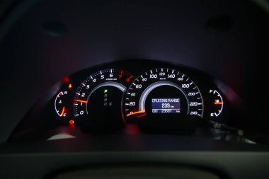 Araba sayacı, otomobil hız göstergesi, yakıt, siyah arka plan, otomatik odaklanma.