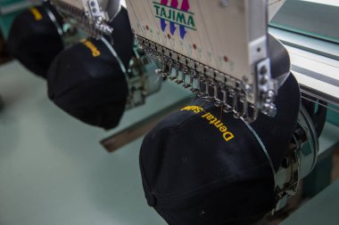 Kota Kinabalu, Sabah, Malezya - 02 Mayıs 2017: Nakış makinesi Kumaş Üreticileri Tekstil Endüstrisinde kapak üzerine nakış işidir
