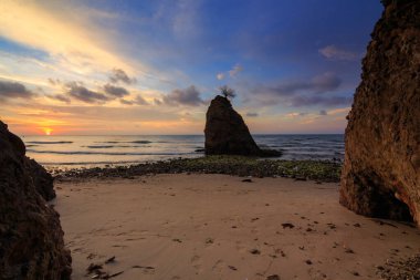 Batu Luang, Kuala Penyu, Sabah, Malezya 'da gün batımında kayaları kaplayan yeşil yosunlar, Batu Luang Sahili' nde güzel gün batımı, Sabah, Borneo, Image yumuşak odak ve bulanıklık içerir..
