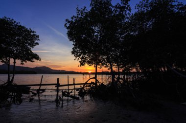Kuala Abai, Kota Belud, Kota 'daki ahşap iskelede inanılmaz güzel gün batımı ve dramatik bulut.