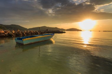 Kuala Abai, Kota Belud, Kota 'daki ahşap iskelede inanılmaz güzel gün batımı ve dramatik bulut.