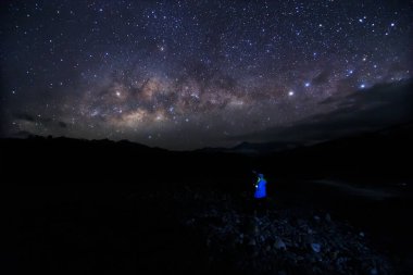 Borneo 'daki Samanyolu Galaksisi, taneli uzun pozlu fotoğraf. Görüntü belli bir tahıl veya gürültü ve yumuşak odak içerir..