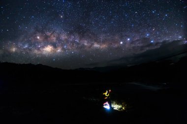 Borneo 'daki Samanyolu Galaksisi, taneli uzun pozlu fotoğraf. Görüntü belli bir tahıl veya gürültü ve yumuşak odak içerir..