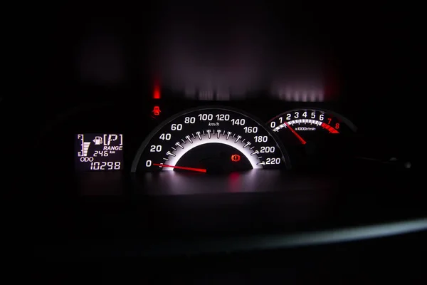 車のメーター 車の速度計 黒の背景 — ストック写真