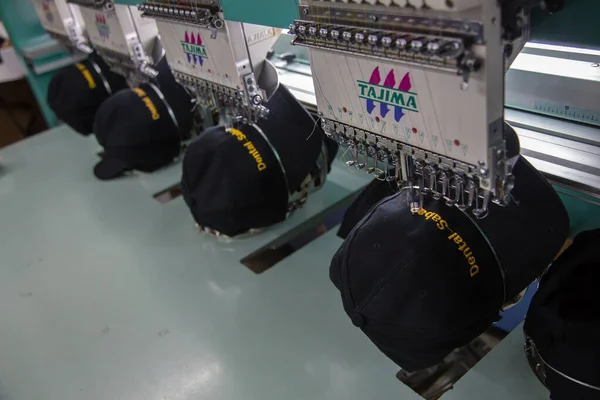 Kota Kinabalu, Sabah, Malezya - 02 Mayıs 2017: Nakış makinesi Kumaş Üreticileri Tekstil Endüstrisinde kapak üzerine nakış işidir