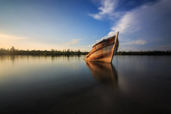 Sahildeki Eski Enkazı Terk Borneo Gün Batımını Yansıtan Eski Balıkçı — Stok fotoğraf