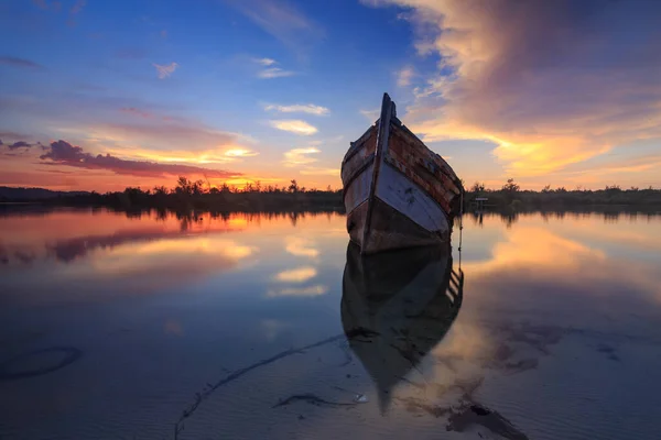Abandonar Cascajo Viejo Orilla Borneo Barco Pesca Viejo Con Reflexión — Foto de Stock