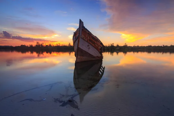 Abandon Vieille Épave Sur Rivage Bornéo Vieux Bateau Pêche Avec — Photo