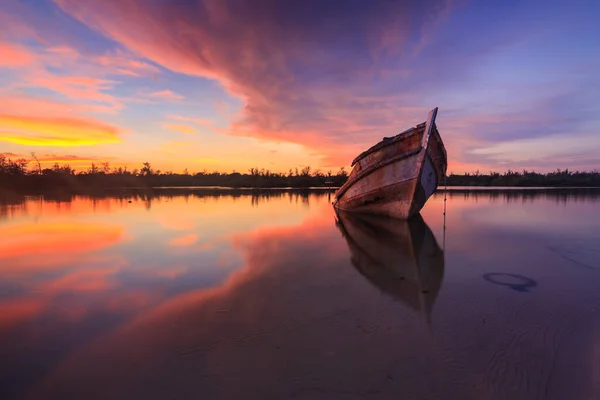 Opusťte Starý Vrak Břehu Borneo Starý Rybářský Člun Odrazem Západ — Stock fotografie