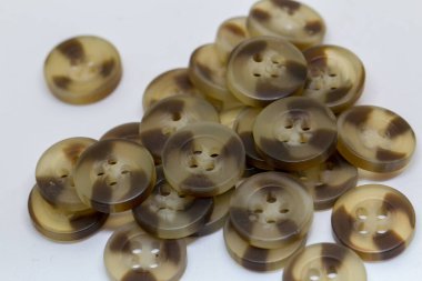 Kahverengi düğmenin yakın plan görüntüsü beyaz üzerine izole et (seçici odak)