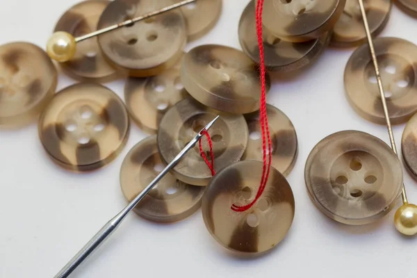 분리되어 단추를 사용하여 바늘을 재봉틀 핀등의 접이식 개념을 조정하라 — 스톡 사진