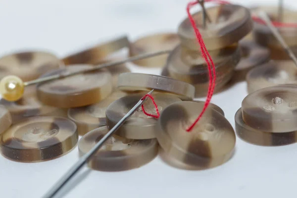 분리되어 단추를 사용하여 바늘을 재봉틀 핀등의 접이식 개념을 조정하라 — 스톡 사진