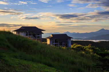 Rüya Dünyası Resort, Kundasang, Sabah, Borneo-Seyahat Konsepti 'nden güzel yeşil tepeler manzaralı Sunrise manzarası