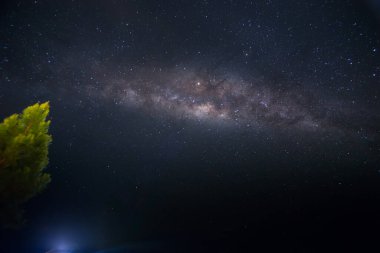 Samanyolu, gece gökyüzünün inanılmaz güzelliği Samanyolu Galaksisi, Borneo 'daki Güzel Samanyolu Galaksisi, tahıllı uzun pozlu fotoğraf. Görüntü belirli bir tahıl ya da gürültü ve yumuşak odaklanma içerir..