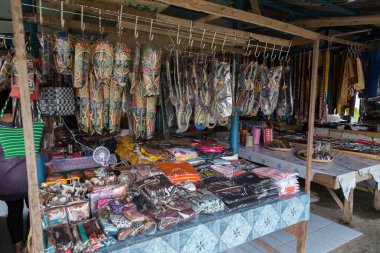 Kundasang, Sabah, Malezya - CIRCA MAY, 2017: Kundasang Sabah 'ta yerel halk tarafından yapılan el yapımı ve ev yapımı hediyelik eşyaları turistlere satmak için bir hediyelik eşya tezgahı sergiliyordu