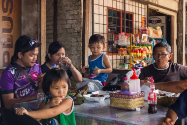 Kundasang, Sabah, Malezya - CIRCA MAY, 2017: Bir grup aile Kundasang, Sabah, Borneo 'daki en ünlü Tütsülenmiş Yaban Domuzu (Sinalau Bakas) çiftliğinde mutlu ve eğleniyor