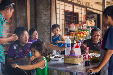 Kundasang, Sabah, Malezya - CIRCA MAY, 2017: Bir grup aile Kundasang, Sabah, Borneo 'daki en ünlü Tütsülenmiş Yaban Domuzu (Sinalau Bakas) çiftliğinde mutlu ve eğleniyor