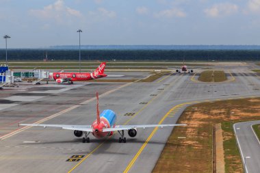 Kuala Lumpur, Malezya - 14 Mayıs 2017: Air Asia uçağı Kuala Lumpur Uluslararası Havaalanı 2 'den kalkmaya hazır. Air Asia, Malezya 'nın en ucuz havayolu şirketidir. .