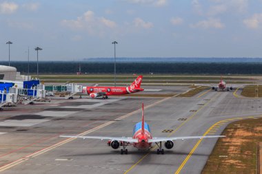 Kuala Lumpur, Malezya - 14 Mayıs 2017: Air Asia uçağı Kuala Lumpur Uluslararası Havaalanı 2 'den kalkmaya hazır. Air Asia, Malezya 'nın en ucuz havayolu şirketidir. .