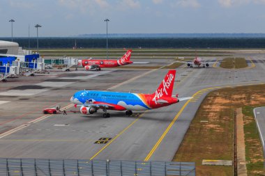 Kuala Lumpur, Malezya - 14 Mayıs 2017: Air Asia uçağı Kuala Lumpur Uluslararası Havaalanı 2 'den kalkmaya hazır. Air Asia, Malezya 'nın en ucuz havayolu şirketidir. .
