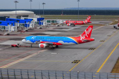 Kuala Lumpur, Malezya - 14 Mayıs 2017: Air Asia uçağı Kuala Lumpur Uluslararası Havaalanı 2 'den kalkmaya hazır. Air Asia, Malezya 'nın en ucuz havayolu şirketidir. .