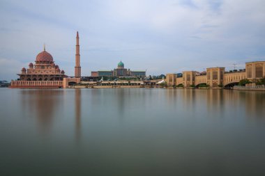 Putrajaya Camii 'nin güzel mimarisi Malezya - Seyahat Konsepti