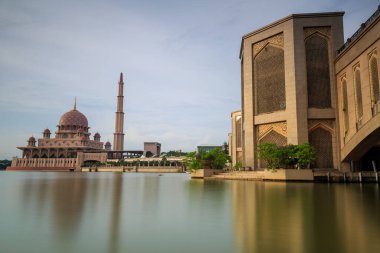 Putrajaya Camii 'nin güzel mimarisi Malezya - Seyahat Konsepti