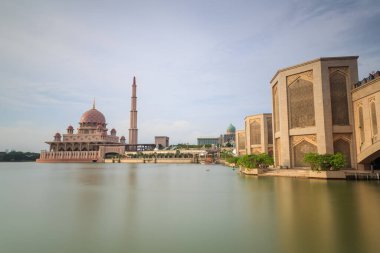 Putrajaya Camii 'nin güzel mimarisi Malezya - Seyahat Konsepti