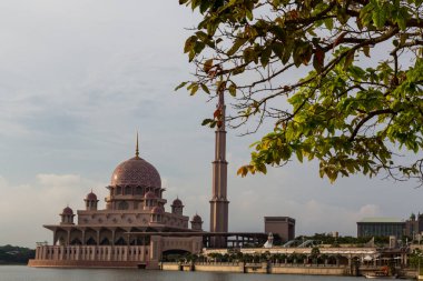 Putrajaya Camii 'nin güzel mimarisi Malezya - Seyahat Konsepti