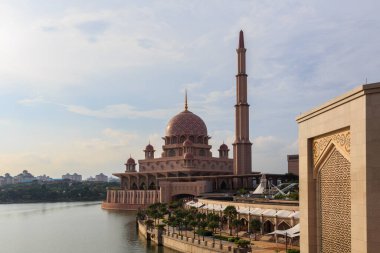 Putrajaya Camii 'nin güzel mimarisi Malezya - Seyahat Konsepti