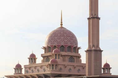 Putrajaya Camii 'nin güzel mimarisi Malezya - Seyahat Konsepti