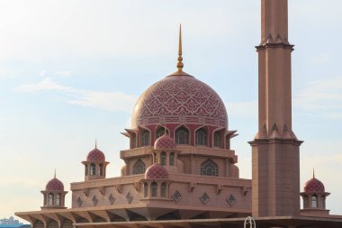 Putrajaya Camii 'nin güzel mimarisi Malezya - Seyahat Konsepti