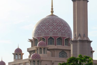 Putrajaya Camii 'nin güzel mimarisi Malezya - Seyahat Konsepti