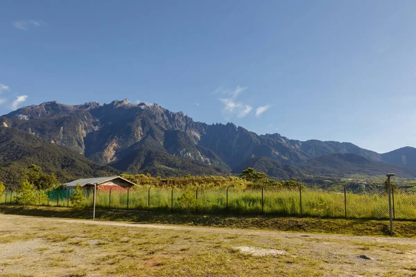 从梦想世界度假村 婆罗洲旅游概念看Kinabalu山 — 图库照片