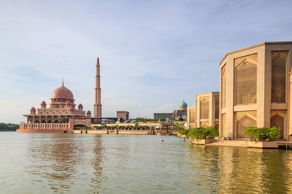 Putrajaya Camii 'nin güzel mimarisi Malezya - Seyahat Konsepti