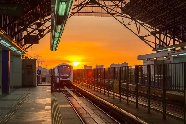 Kuala Lumpur Malaysia Circa Maj 2017 Modern Höghastighetspendlare Järnvägsstation Solnedgången — Stockfoto