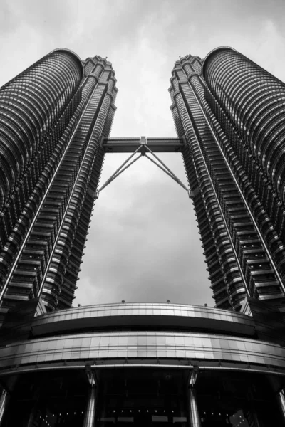 クアラルンプール マレーシアのペトロナスタワーの閉鎖黒と白で 2017年5月12日 — ストック写真