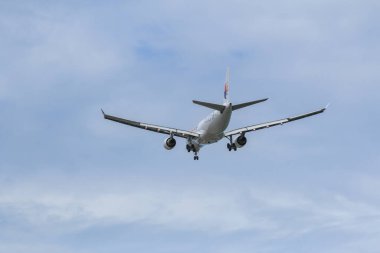 Kota Kinabalu, Sabah, Malezya - 15 Temmuz 2017: Kota Kinabalu Uluslararası Havalimanı, Sabah, Borneo, aşağıdan uçak görüntüsü.