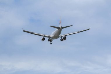 Kota Kinabalu, Sabah, Malezya - 15 Temmuz 2017: Kota Kinabalu Uluslararası Havalimanı, Sabah, Borneo, aşağıdan uçak görüntüsü.