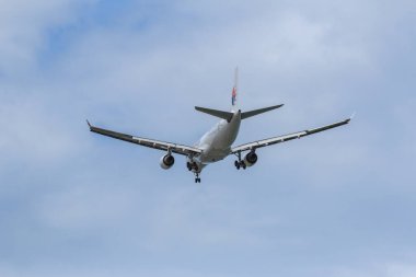 Kota Kinabalu, Sabah, Malezya - 15 Temmuz 2017: Kota Kinabalu Uluslararası Havalimanı, Sabah, Borneo, aşağıdan uçak görüntüsü.