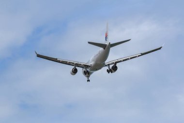 Kota Kinabalu, Sabah, Malezya - 15 Temmuz 2017: Kota Kinabalu Uluslararası Havalimanı, Sabah, Borneo, aşağıdan uçak görüntüsü.